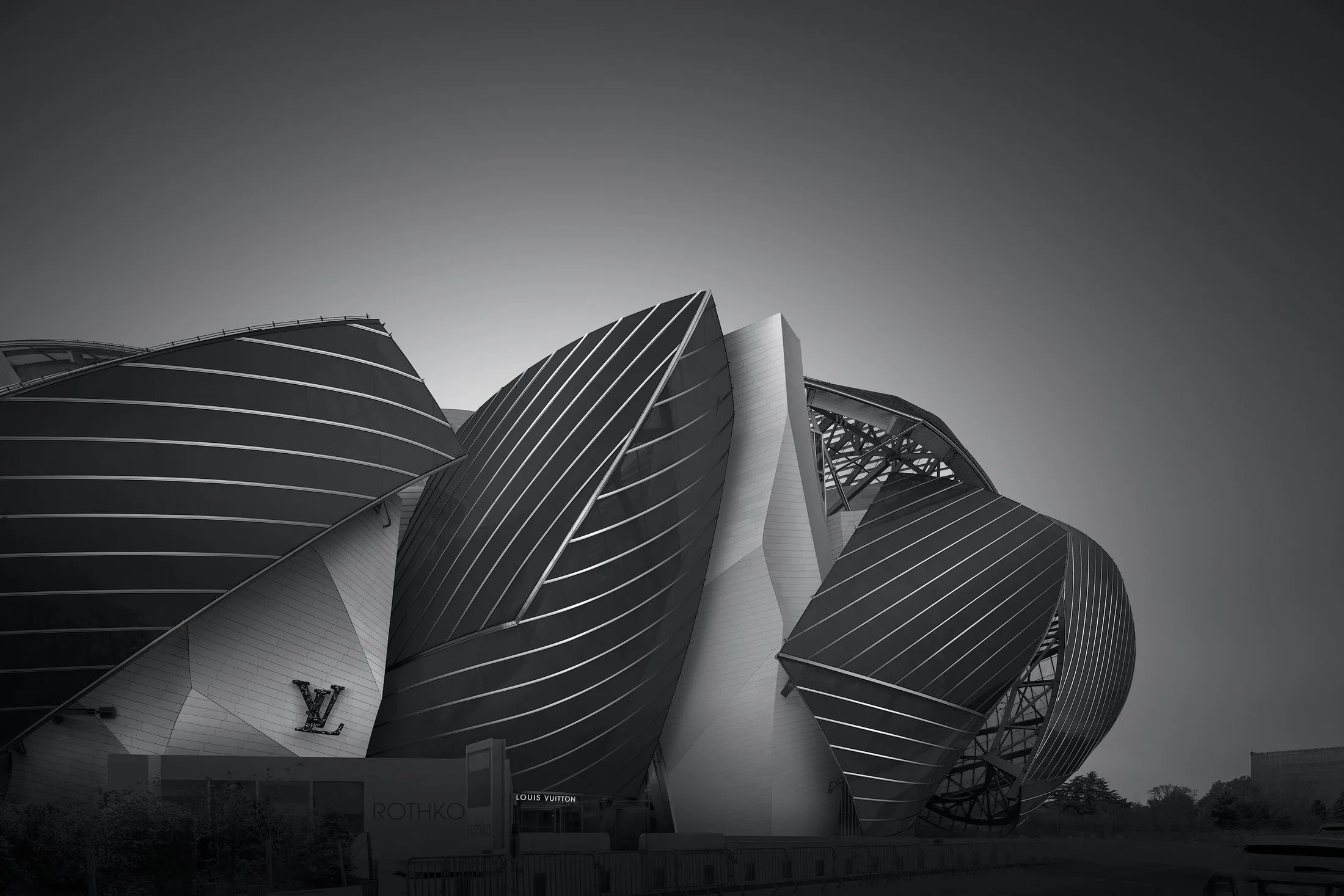 Architecture fine-art en noir et blanc, &eacute;tude de lignes et de volumes