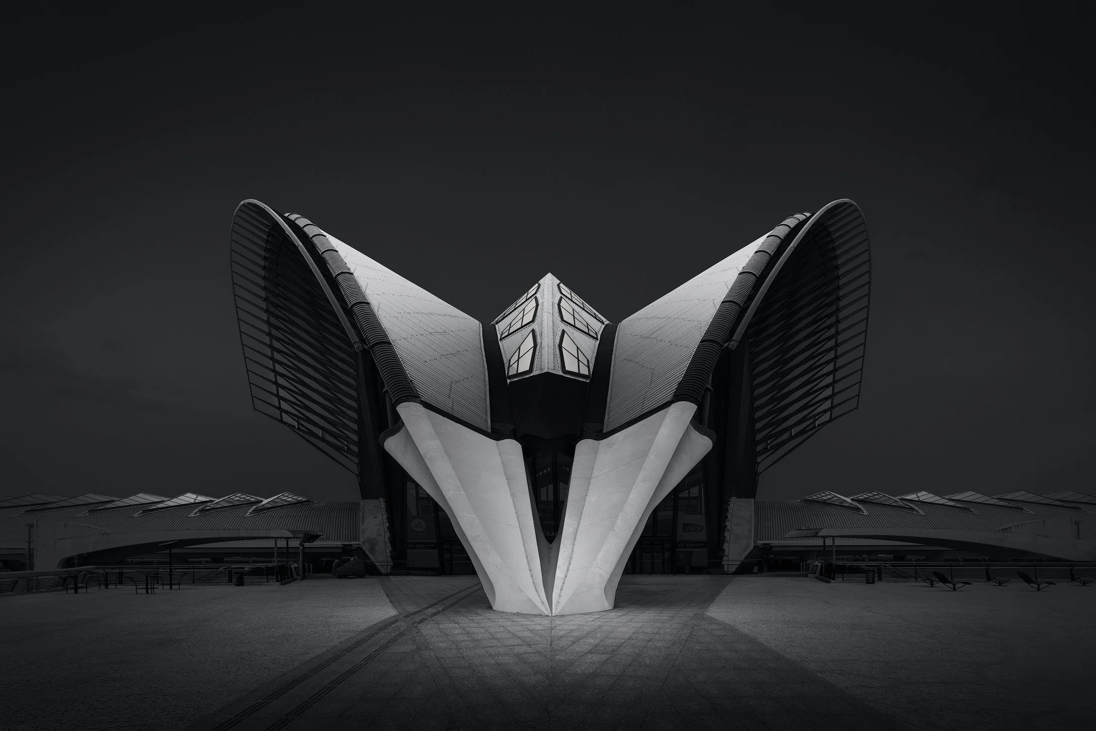 Architecture fine-art en noir et blanc, &eacute;tude de lignes et de volumes