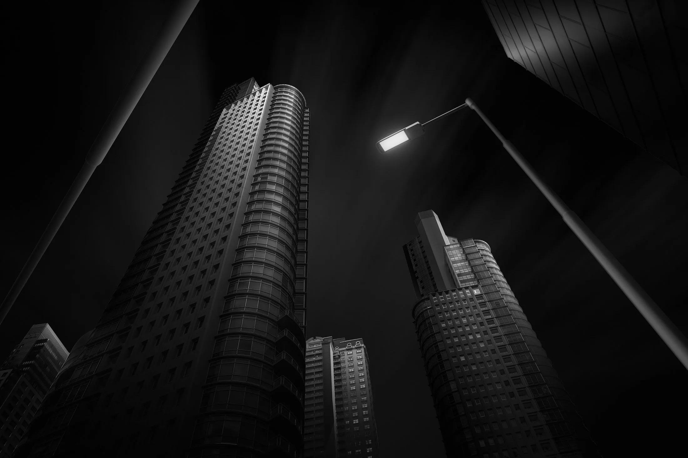 Architecture fine-art en noir et blanc, &eacute;tude de lignes et de volumes