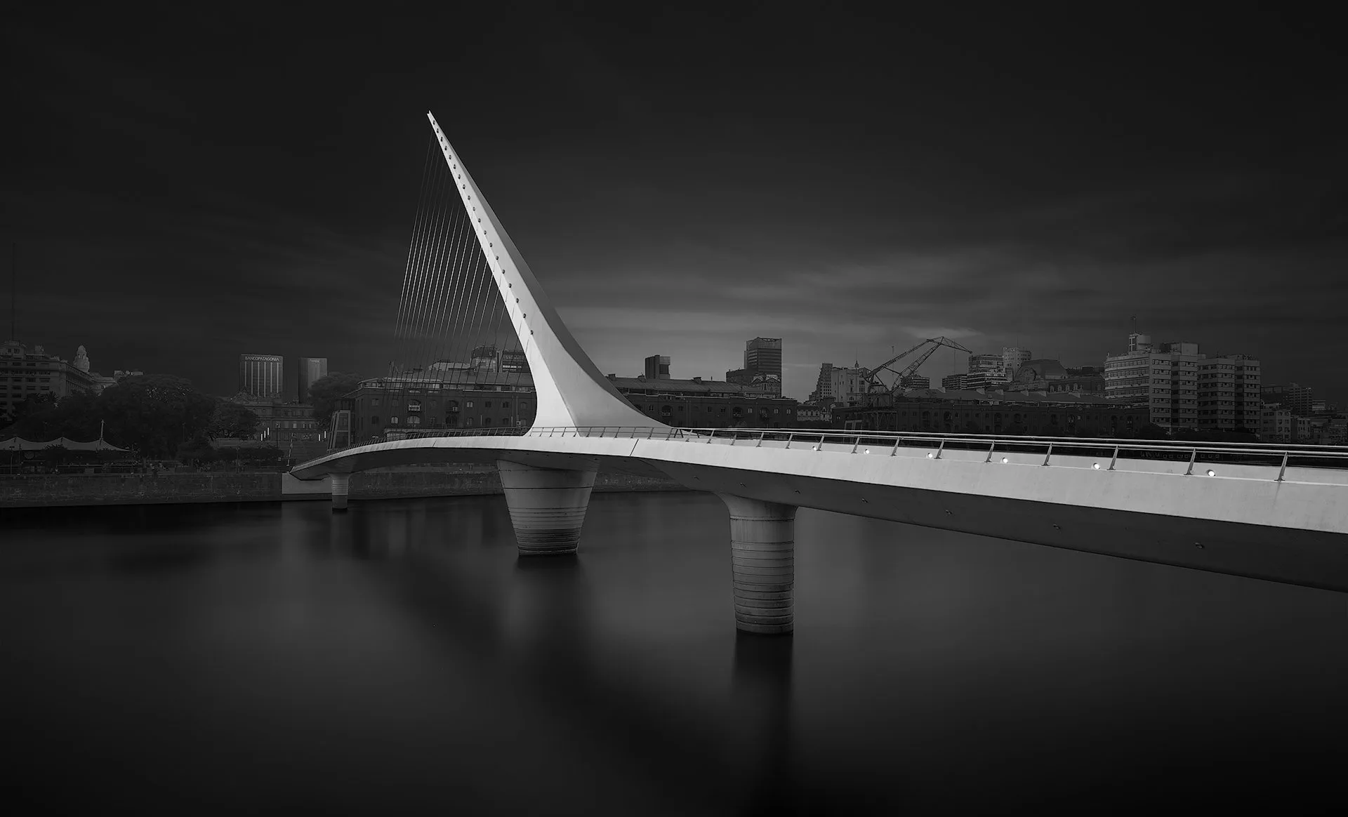 Architecture fine-art en noir et blanc, &eacute;tude de lignes et de volumes