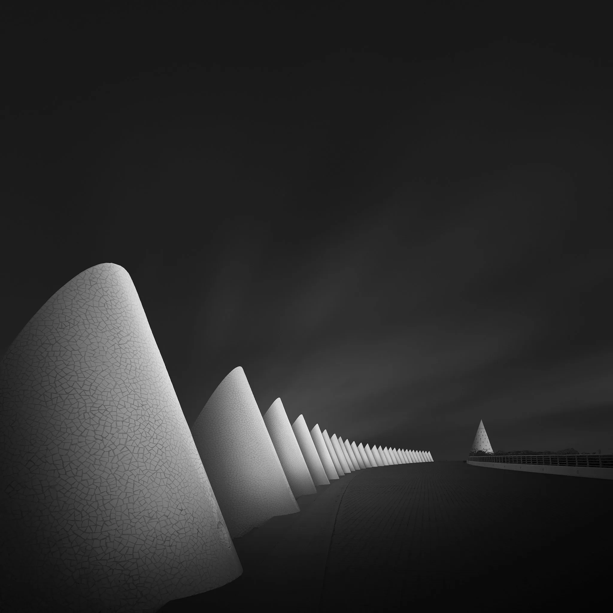 Architecture fine-art en noir et blanc, &eacute;tude de lignes et de volumes