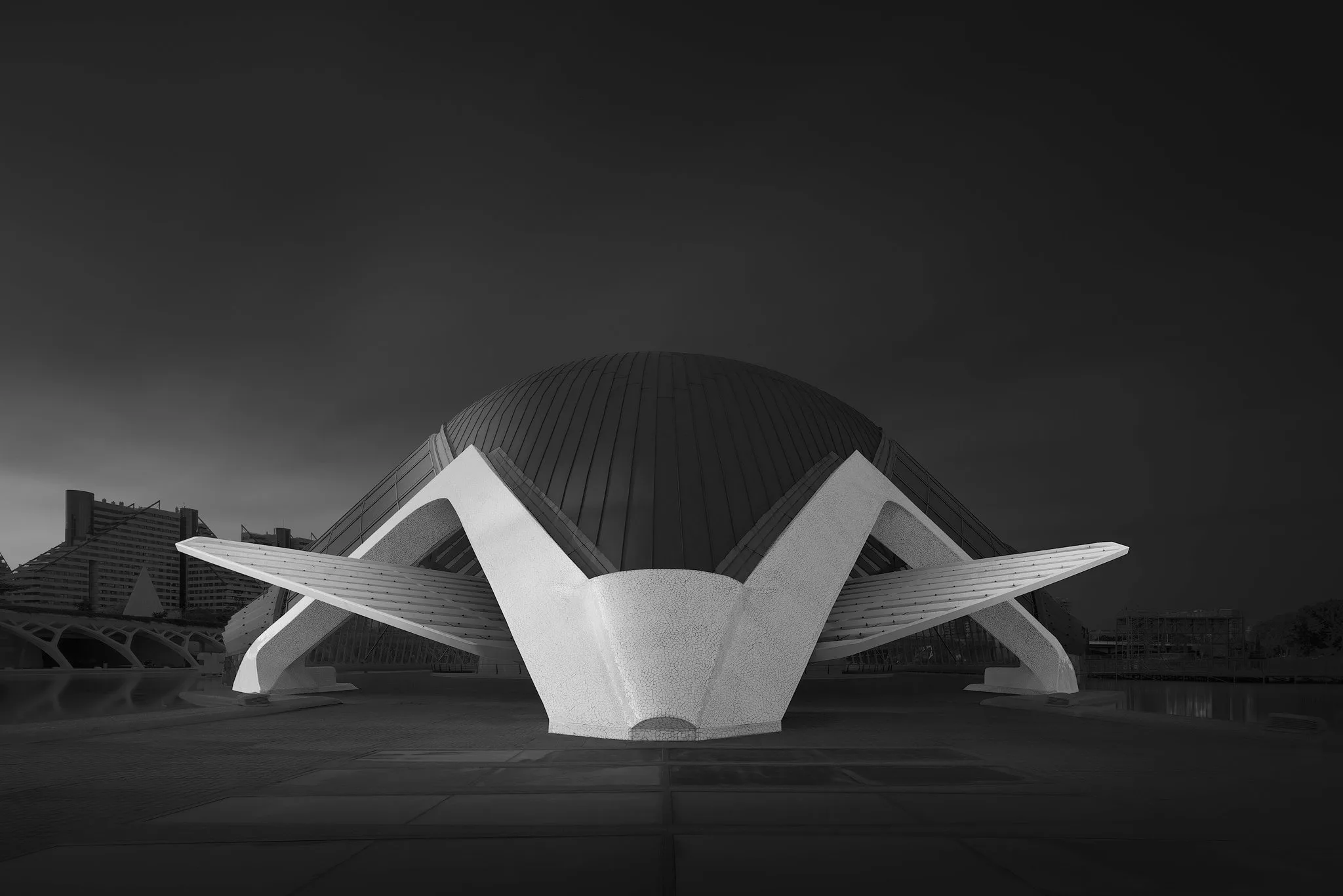Architecture fine-art en noir et blanc, &eacute;tude de lignes et de volumes