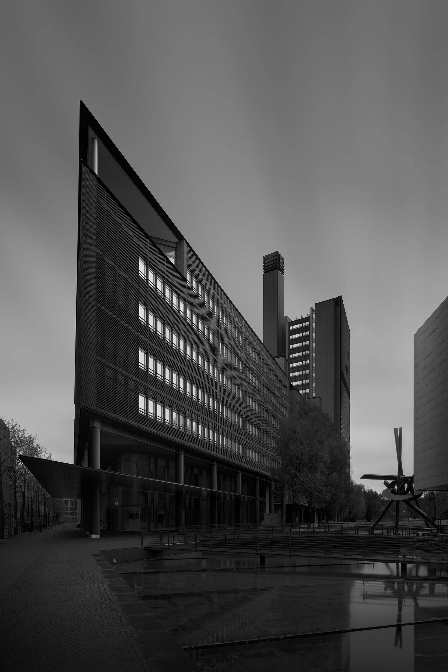 Architecture fine-art en noir et blanc, &eacute;tude de lignes et de volumes