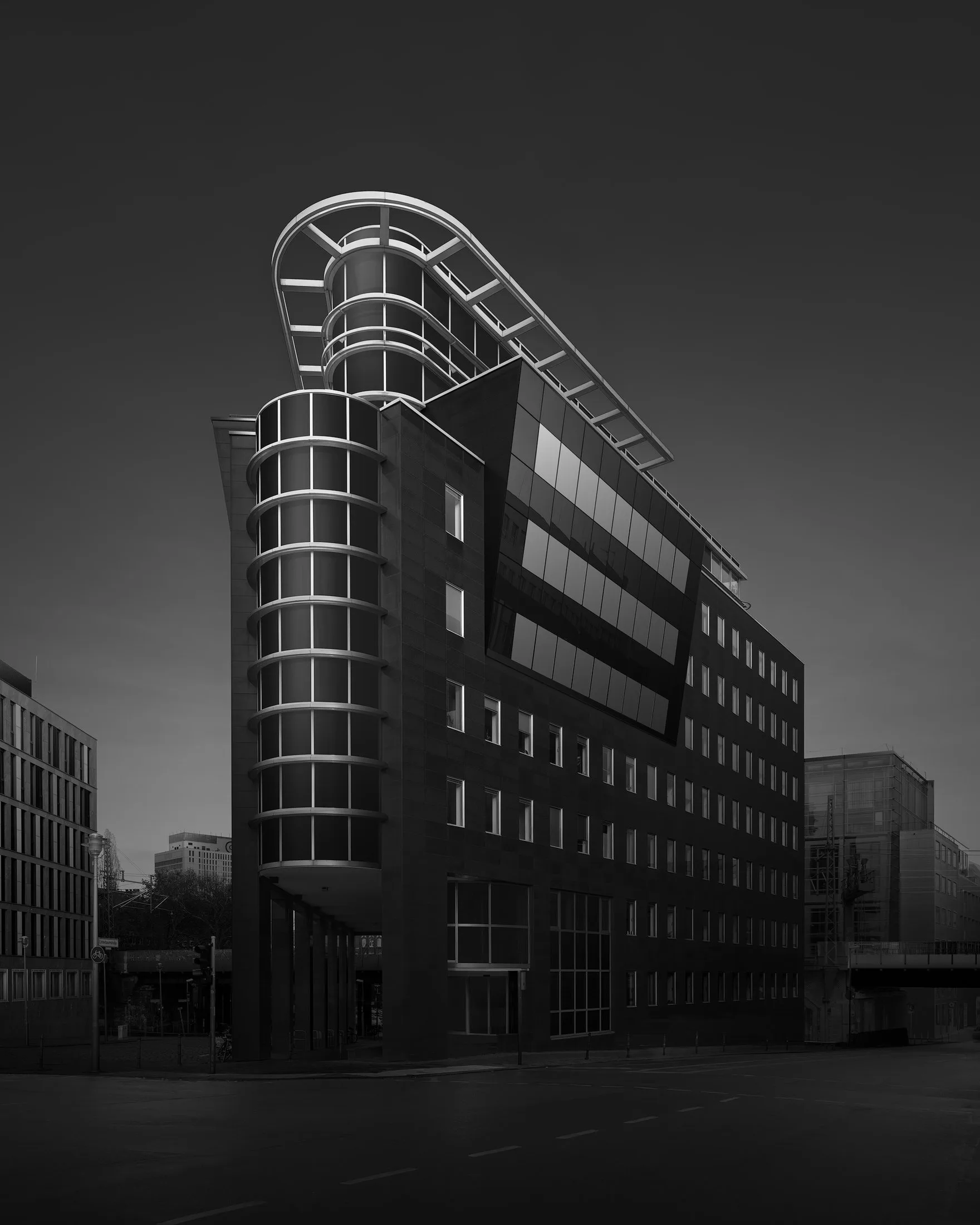 Architecture fine-art en noir et blanc, &eacute;tude de lignes et de volumes