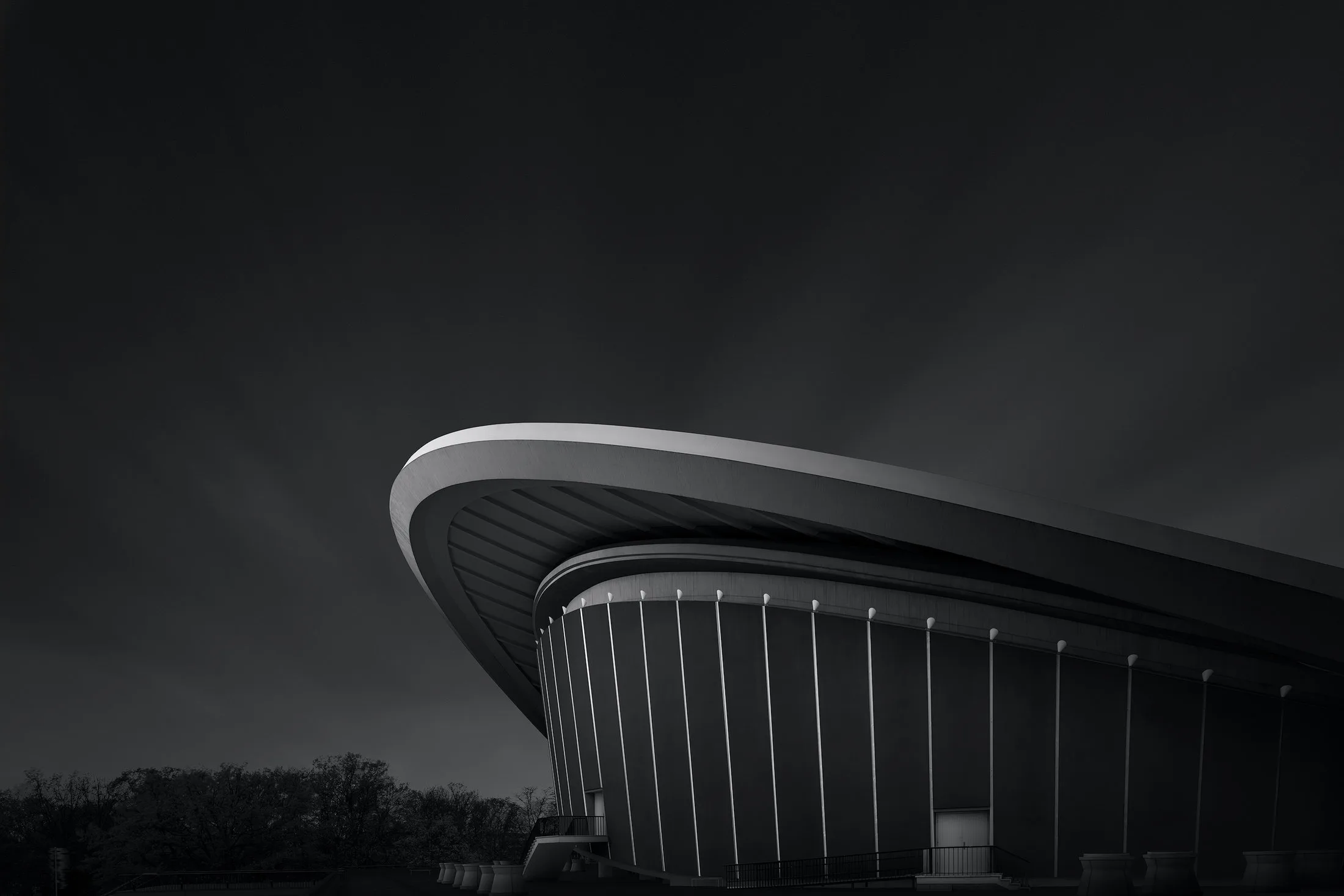 Architecture fine-art en noir et blanc, &eacute;tude de lignes et de volumes