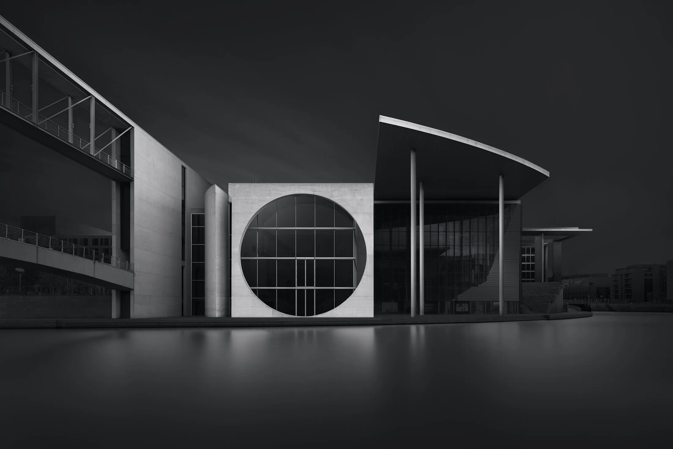 Architecture fine-art en noir et blanc, &eacute;tude de lignes et de volumes