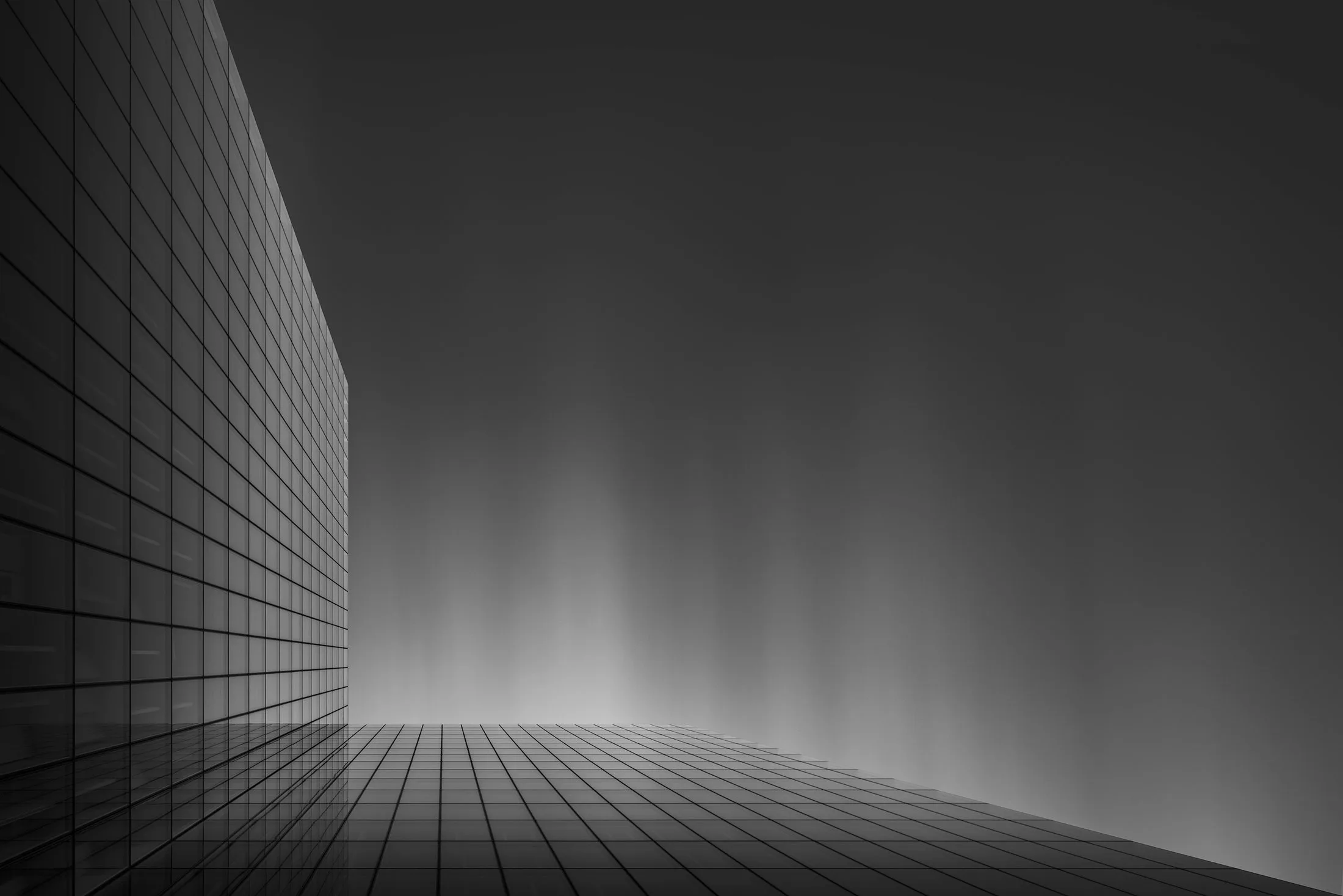 Architecture fine-art en noir et blanc, &eacute;tude de lignes et de volumes