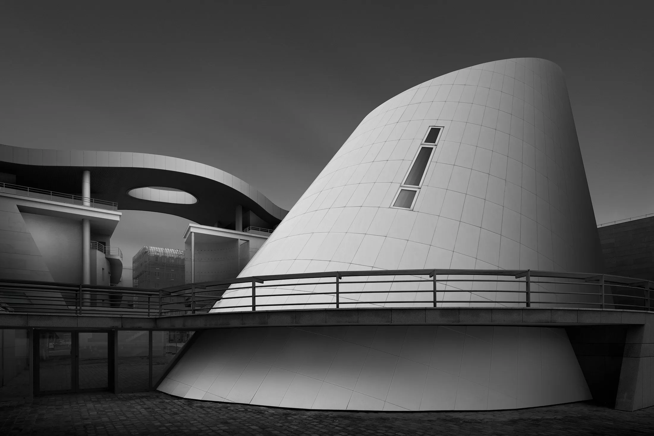 Architecture fine-art en noir et blanc, &eacute;tude de lignes et de volumes