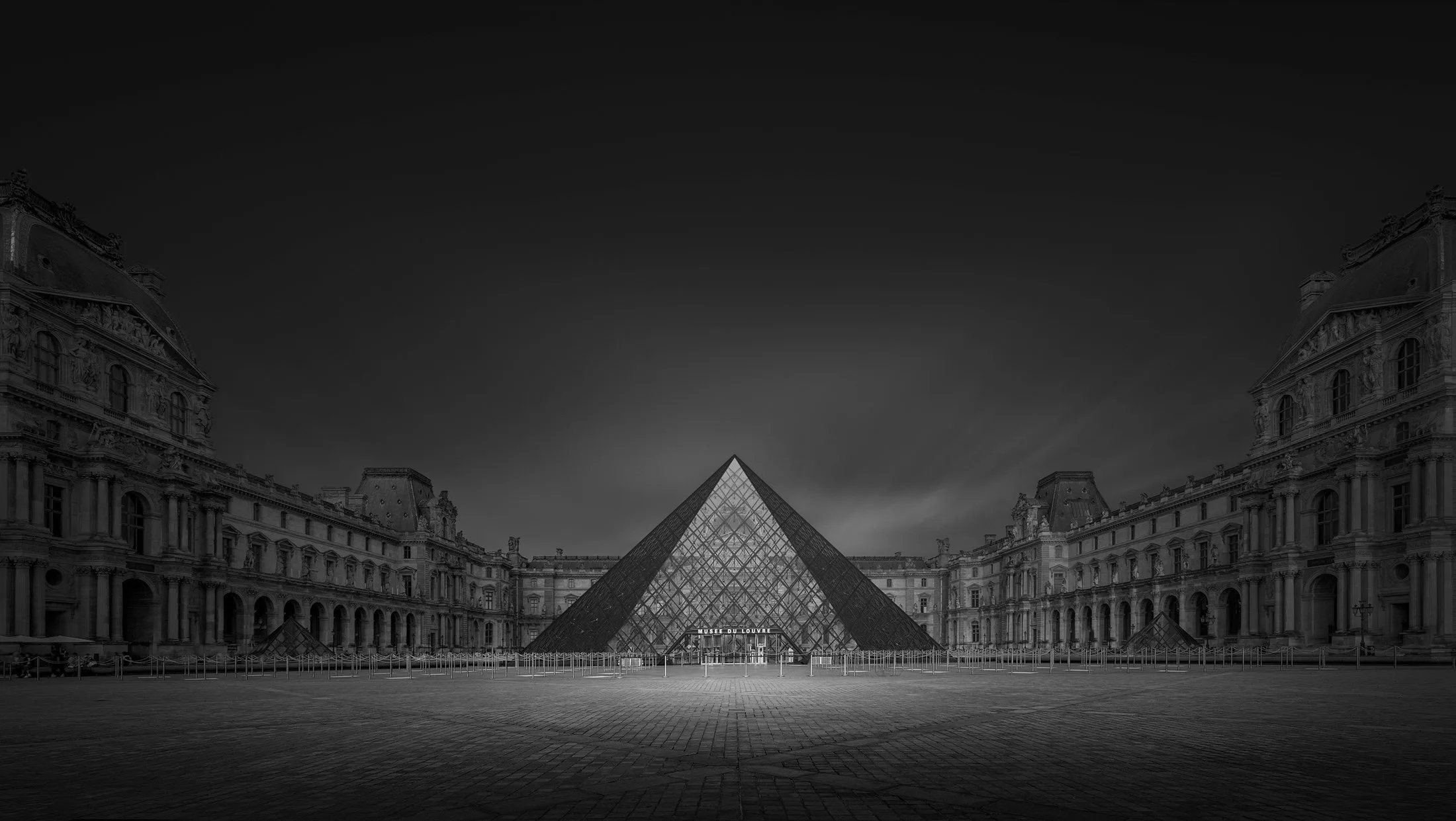 Architecture fine-art en noir et blanc, &eacute;tude de lignes et de volumes