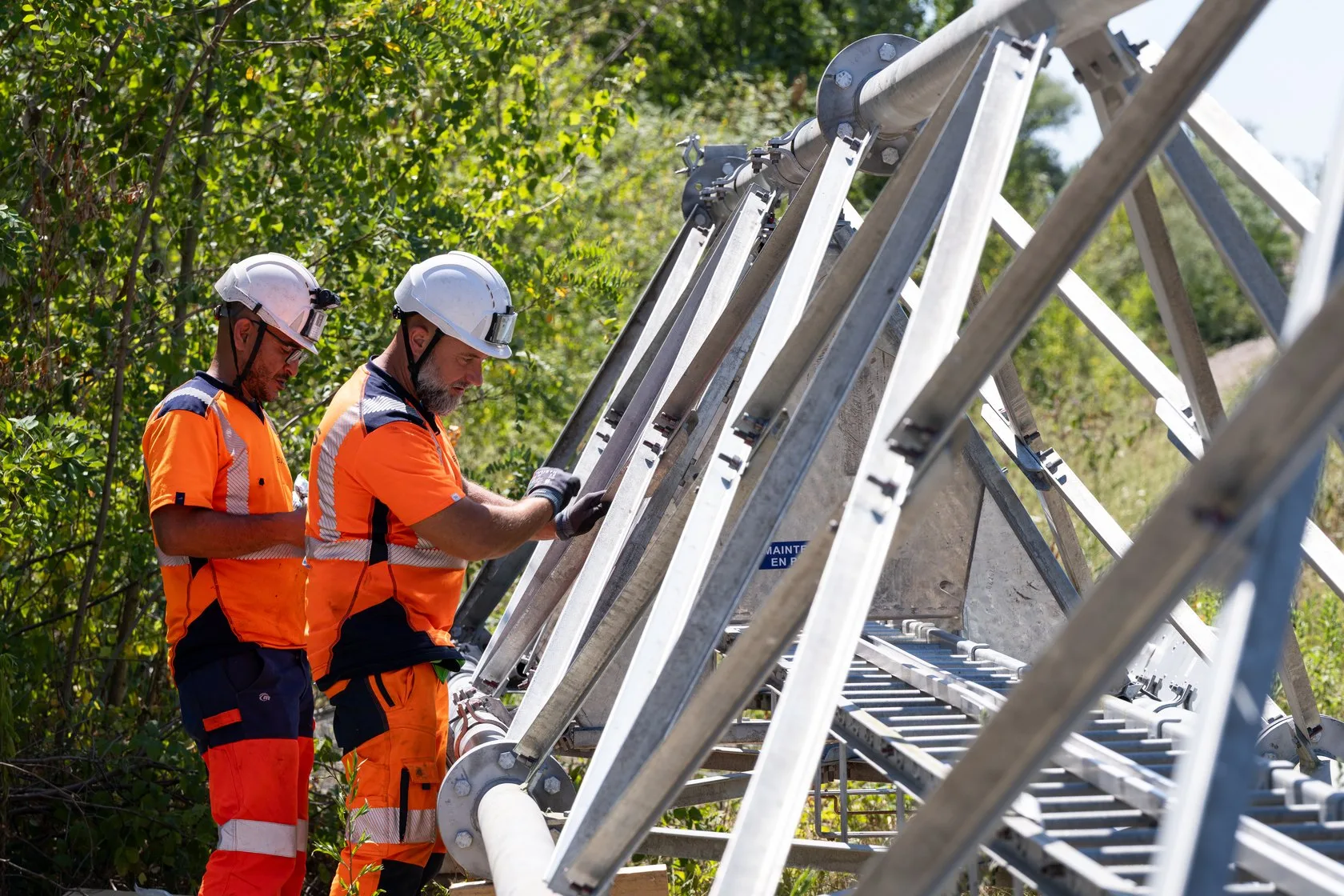Montage d'une antenne relais Axians &agrave; Strasbourg