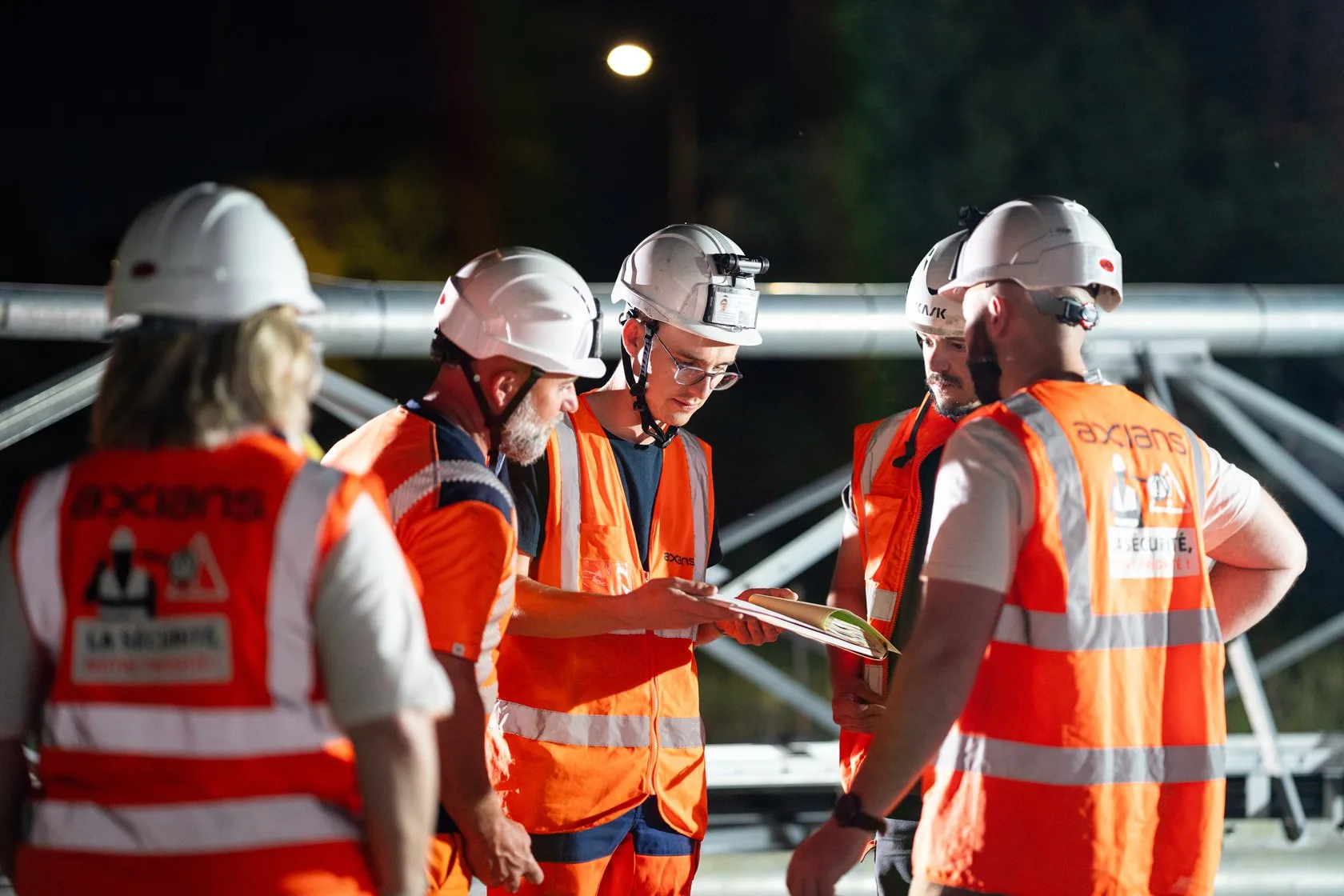 Montage d'une antenne relais Axians &agrave; Strasbourg